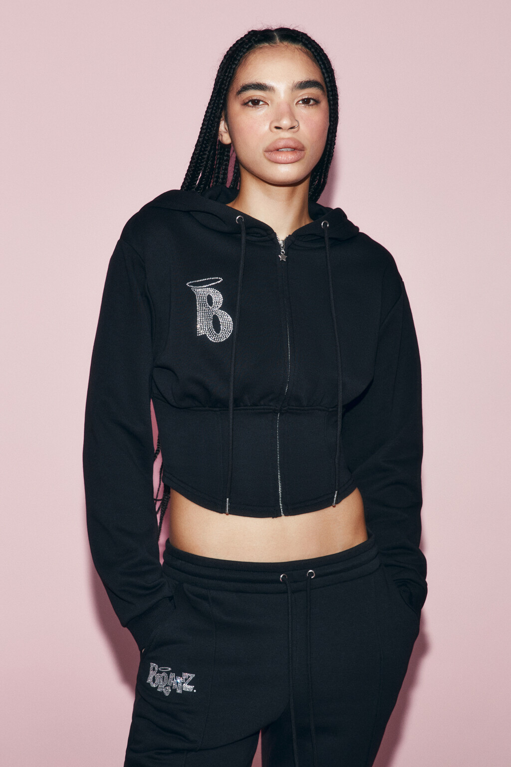 Худи на молнии укороченная с капюшоном и стразами - цвет черный - 4