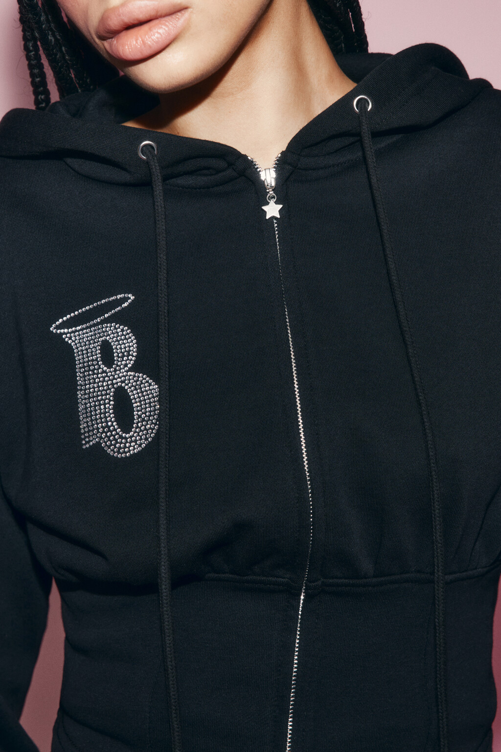 Худи на молнии укороченная с капюшоном и стразами - цвет черный - 7
