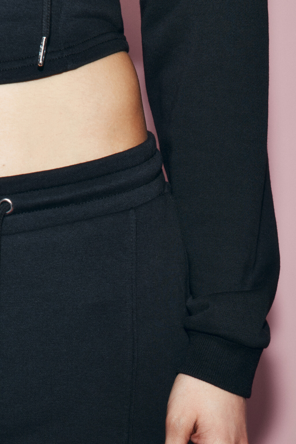 Худи на молнии укороченная с капюшоном и стразами - цвет черный - 8