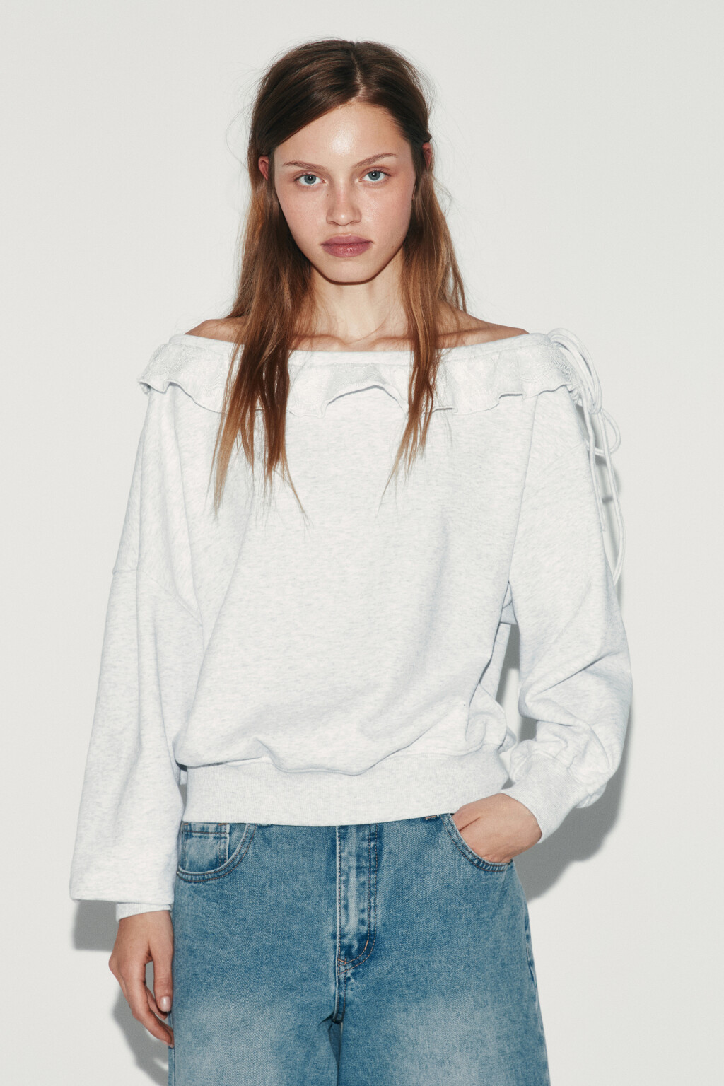 Худи из футера на одно плечо с оборками - цвет серый - 3