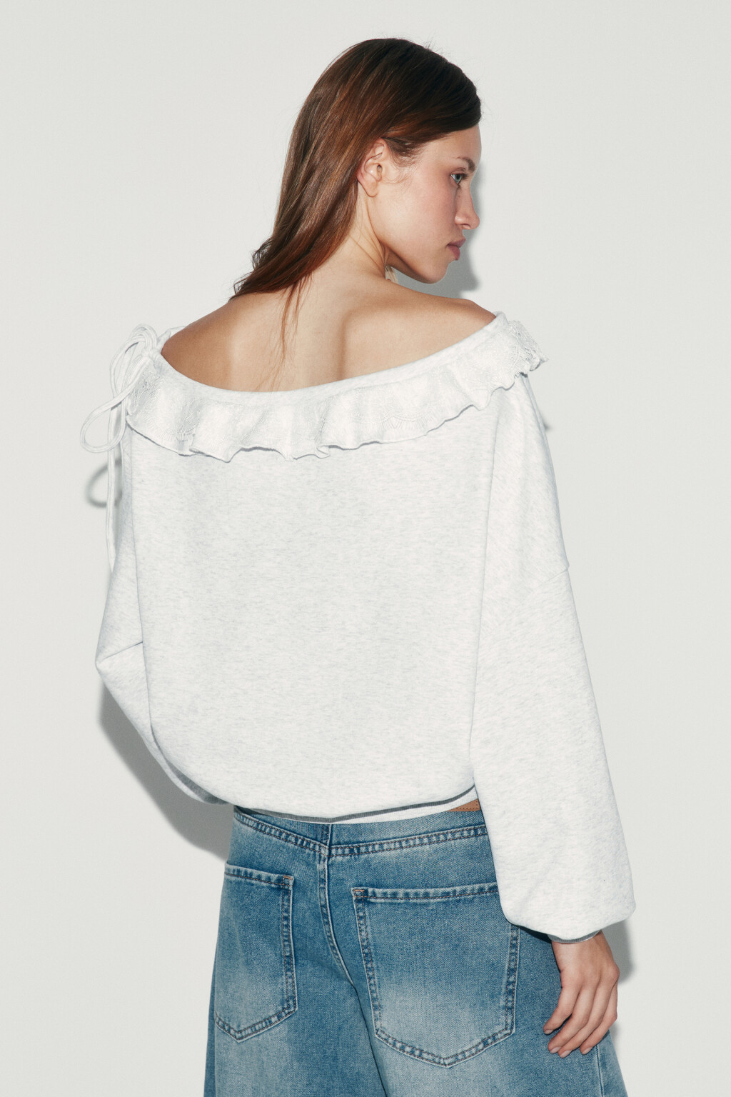 Худи из футера на одно плечо с оборками - цвет серый - 4