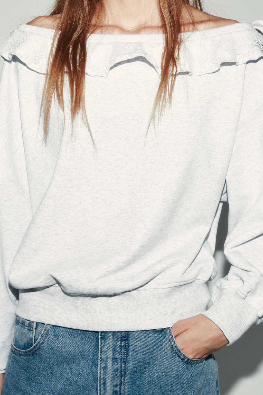 Худи из футера на одно плечо с оборками - цвет серый - 6