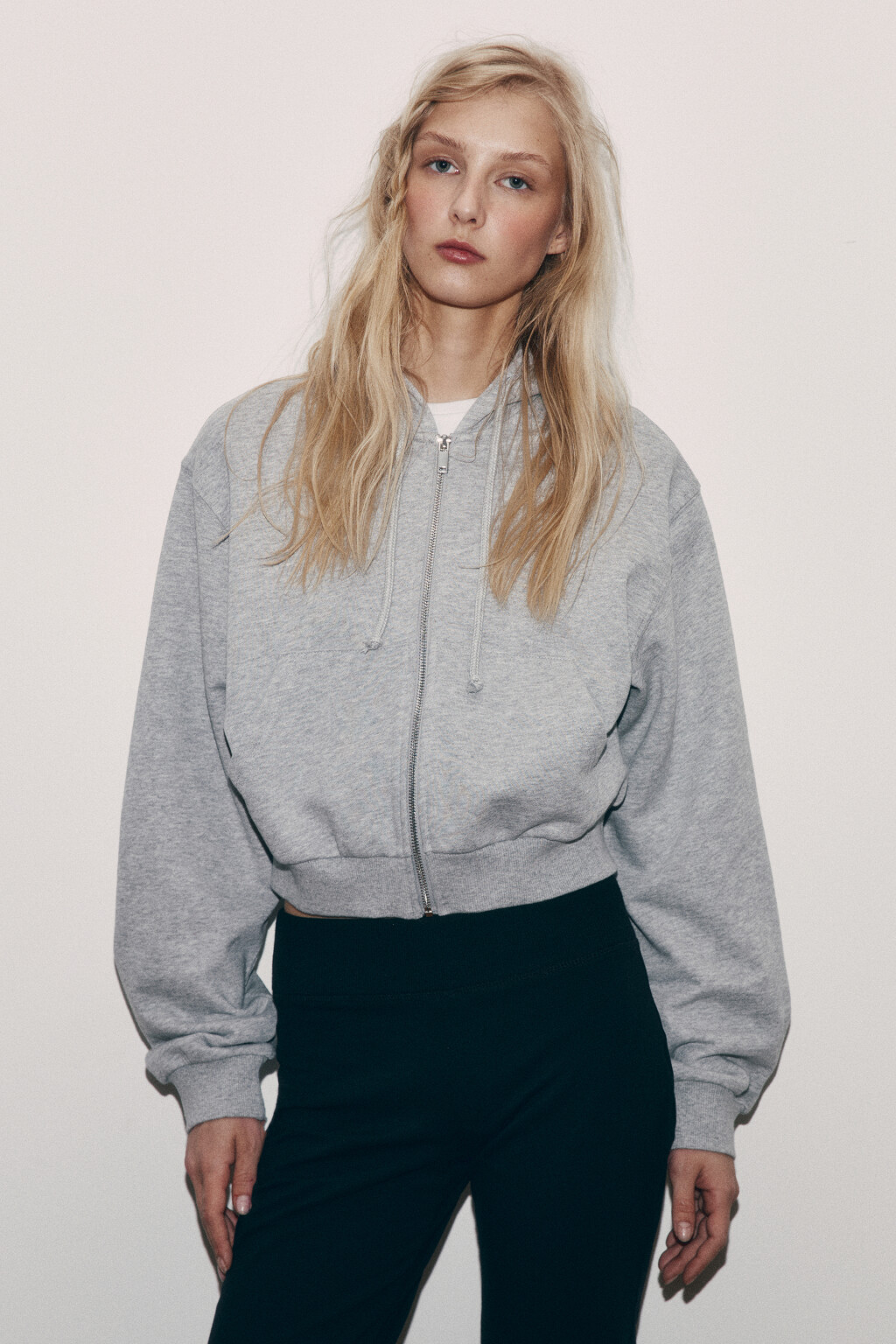 худи-зипка укороченная с капюшоном - цвет серый - 2
