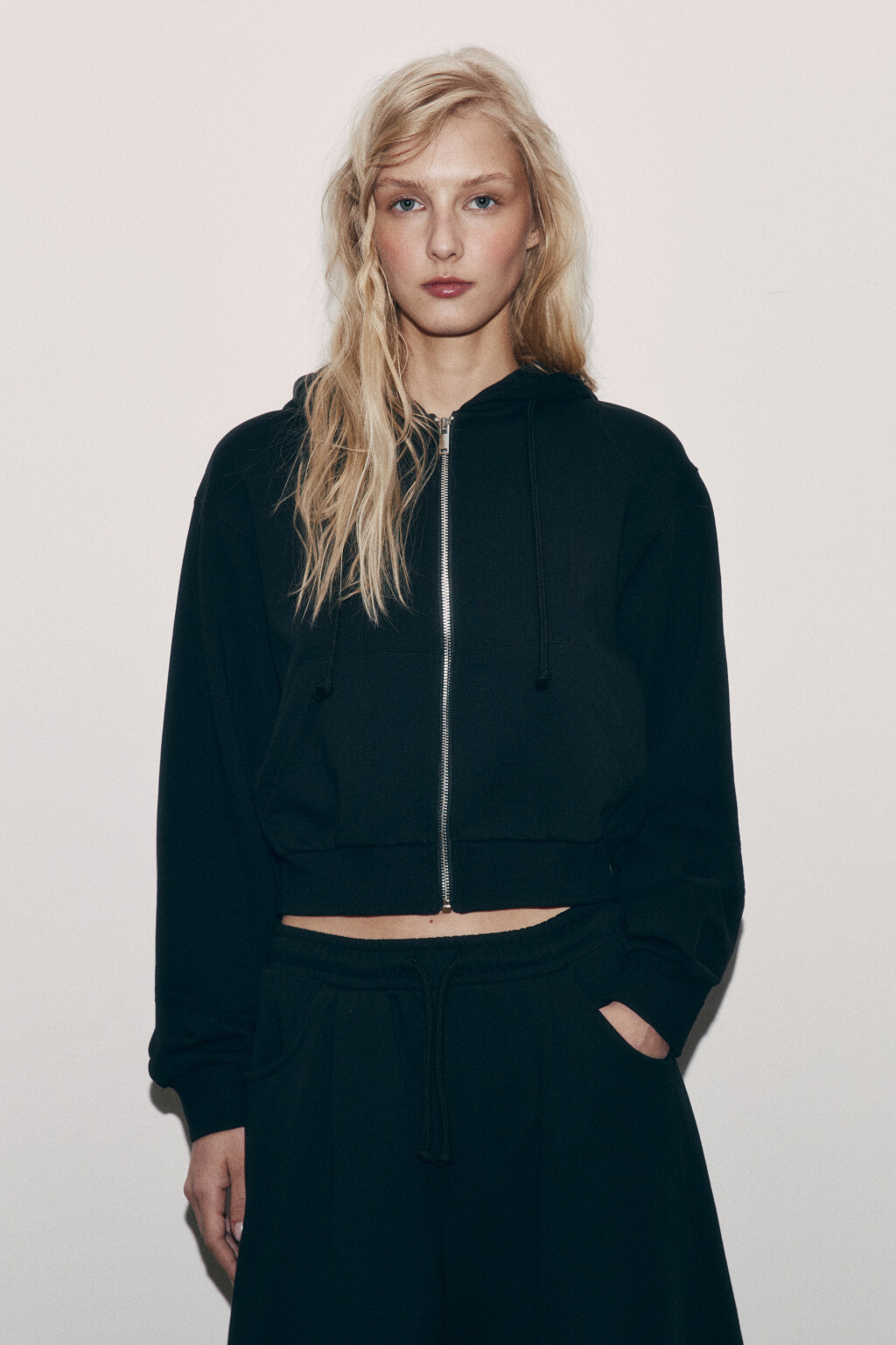 худи-зипка укороченная с капюшоном - цвет черный - 2