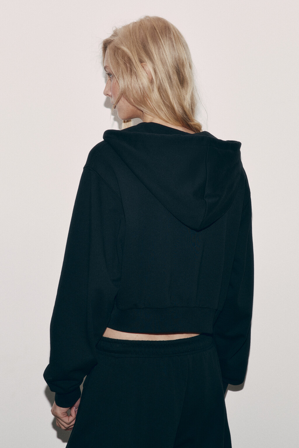 худи-зипка укороченная с капюшоном - цвет черный - 3