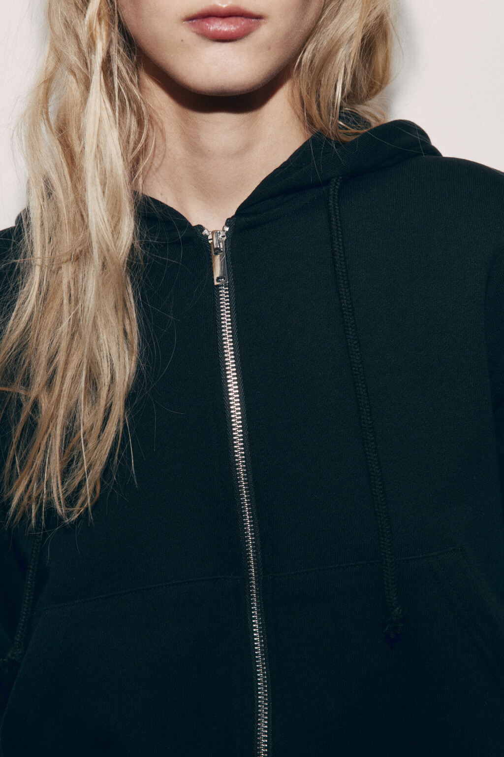 худи-зипка укороченная с капюшоном - цвет черный - 5
