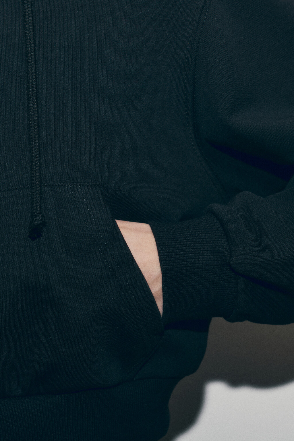 худи-зипка укороченная с капюшоном - цвет черный - 6