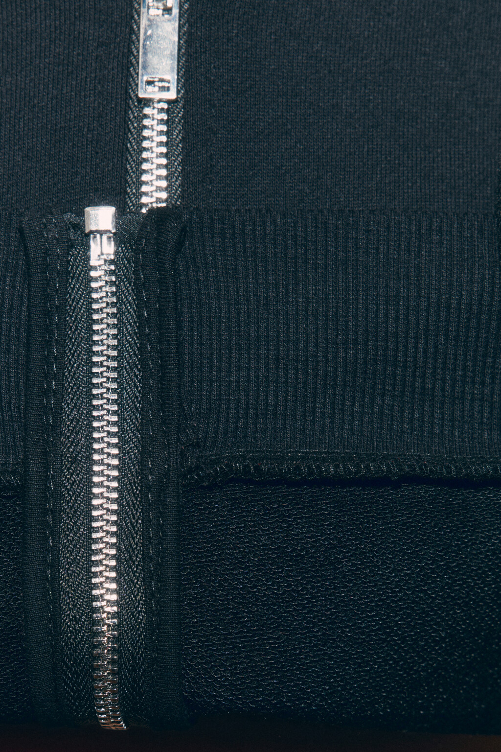 худи-зипка укороченная с капюшоном - цвет черный - 7