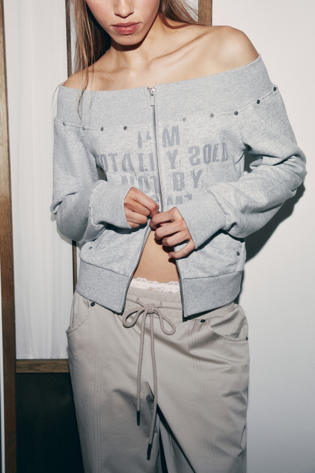 Толстовка на молнии из футера с открытыми плечами - цвет серый - 1