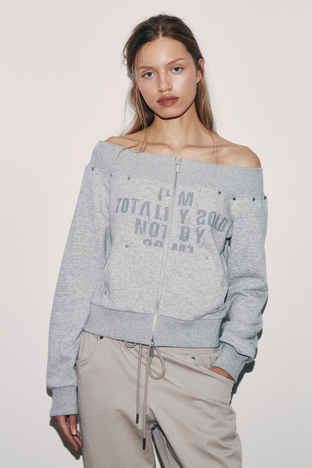 Толстовка на молнии из футера с открытыми плечами - цвет серый - 2