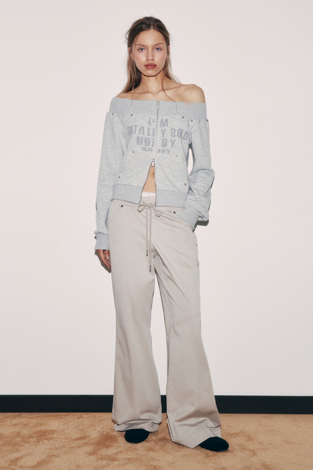 Толстовка на молнии из футера с открытыми плечами - цвет серый - 4