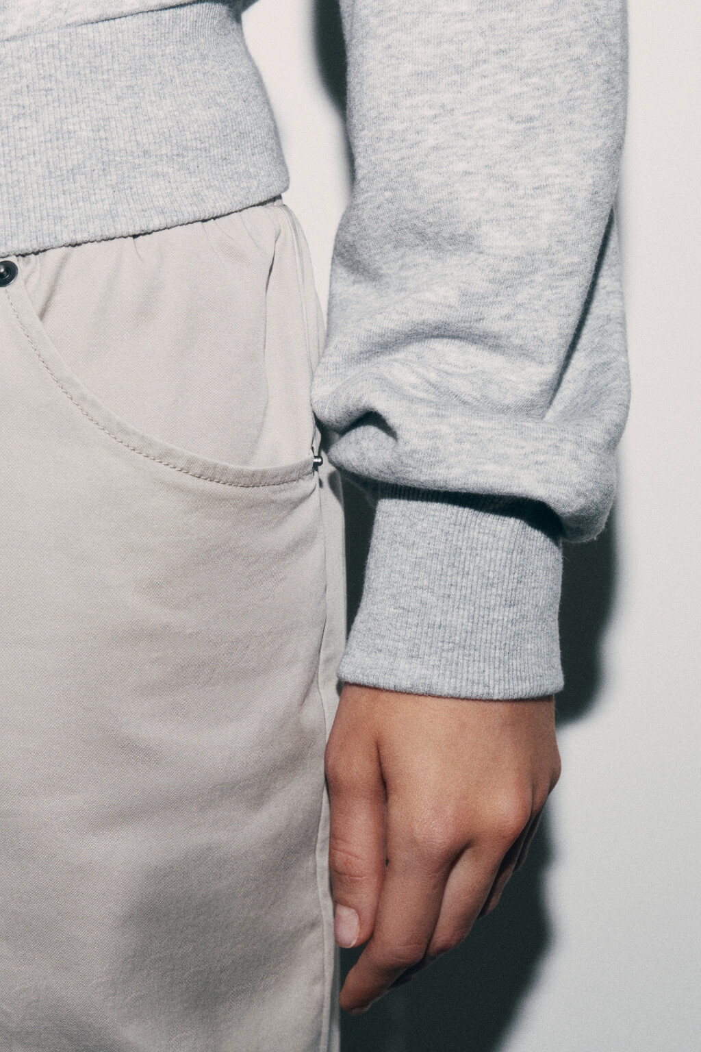 Толстовка на молнии из футера с открытыми плечами - цвет серый - 6
