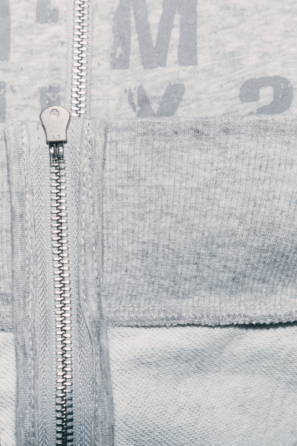 Толстовка на молнии из футера с открытыми плечами - цвет серый - 7