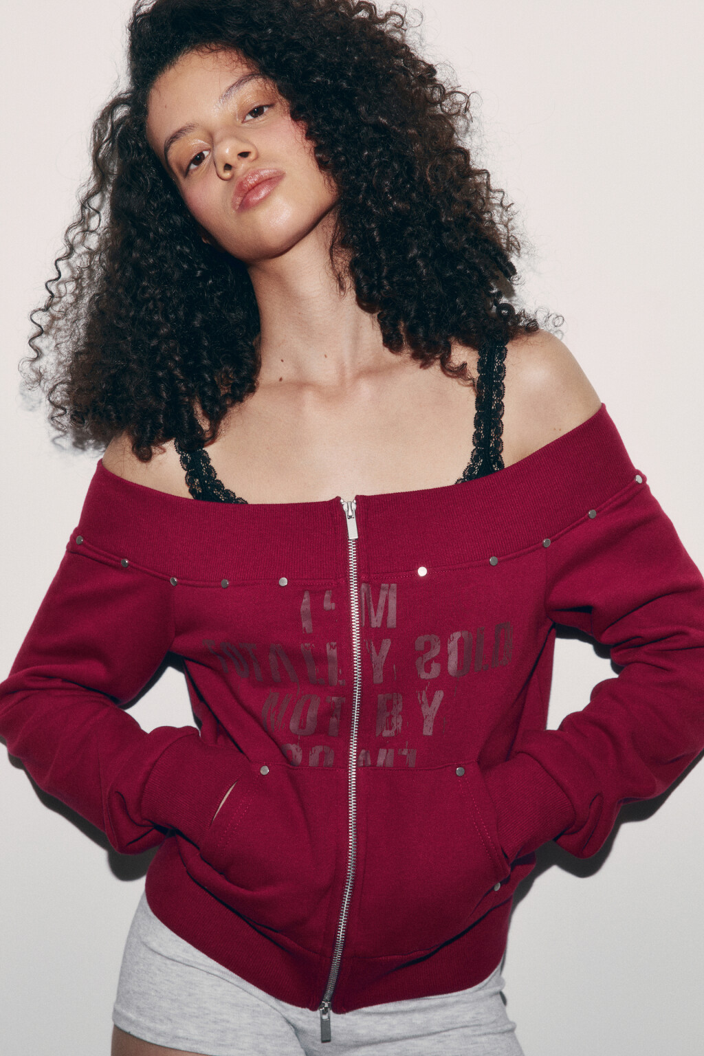 Толстовка на молнии из футера с открытыми плечами - цвет красный - 1