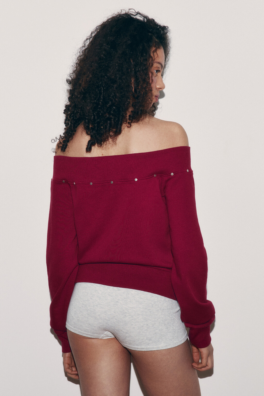 Толстовка на молнии из футера с открытыми плечами - цвет красный - 4