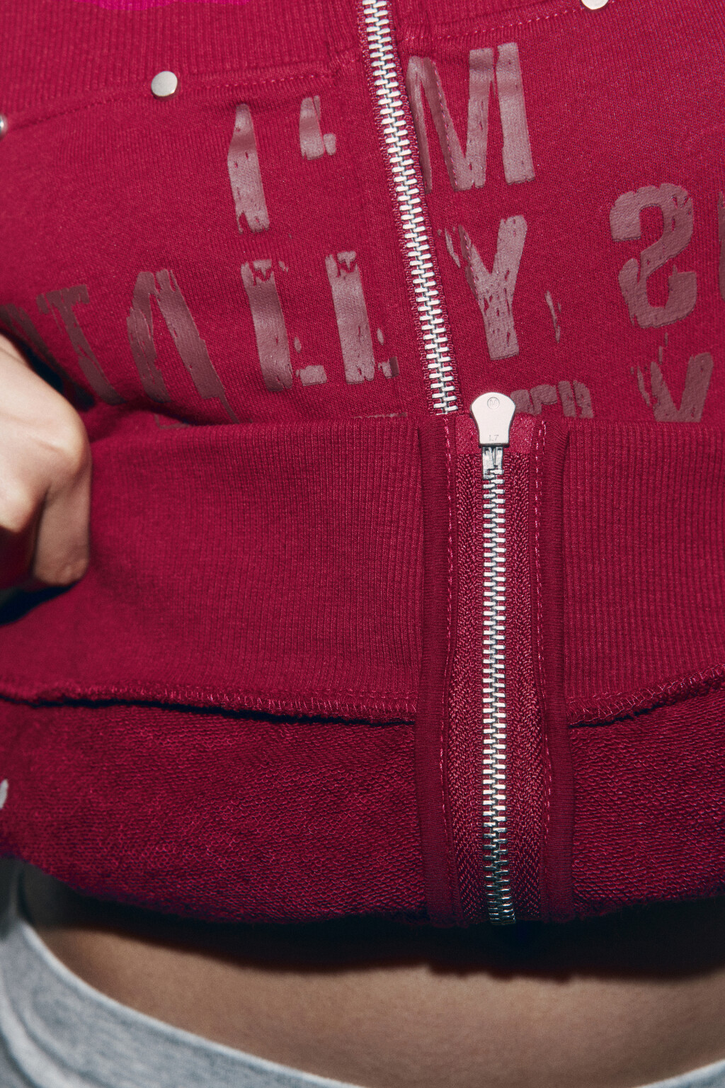 Толстовка на молнии из футера с открытыми плечами - цвет красный - 8