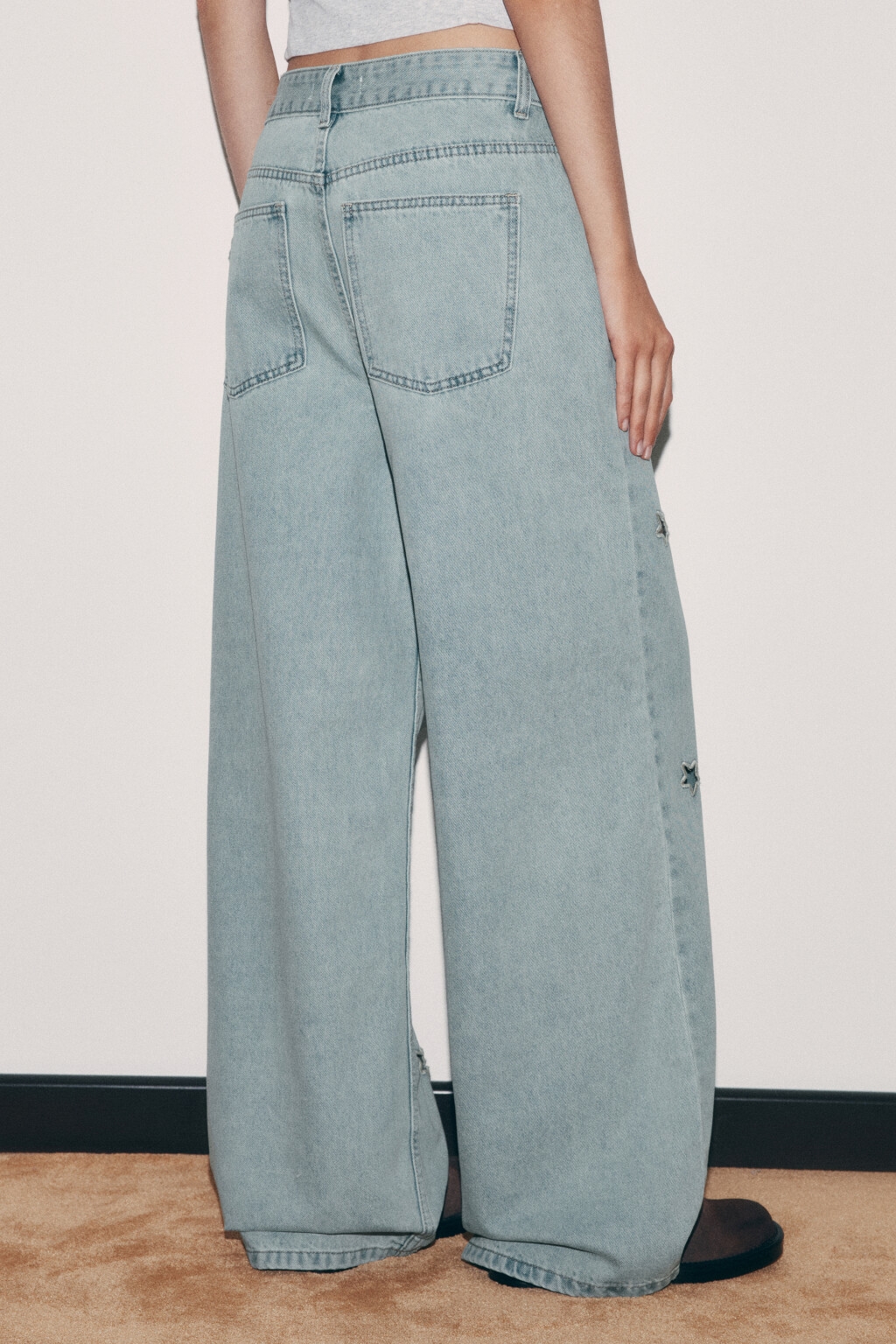 Джинсы багги с низкой посадкой и вырезанными звездами - цвет синий - 3