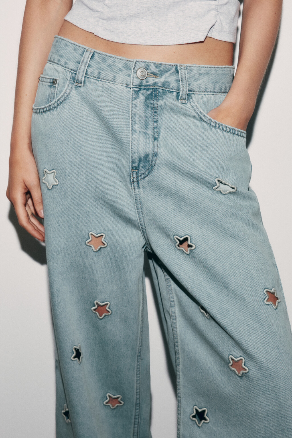 Джинсы багги с низкой посадкой и вырезанными звездами - цвет синий - 5