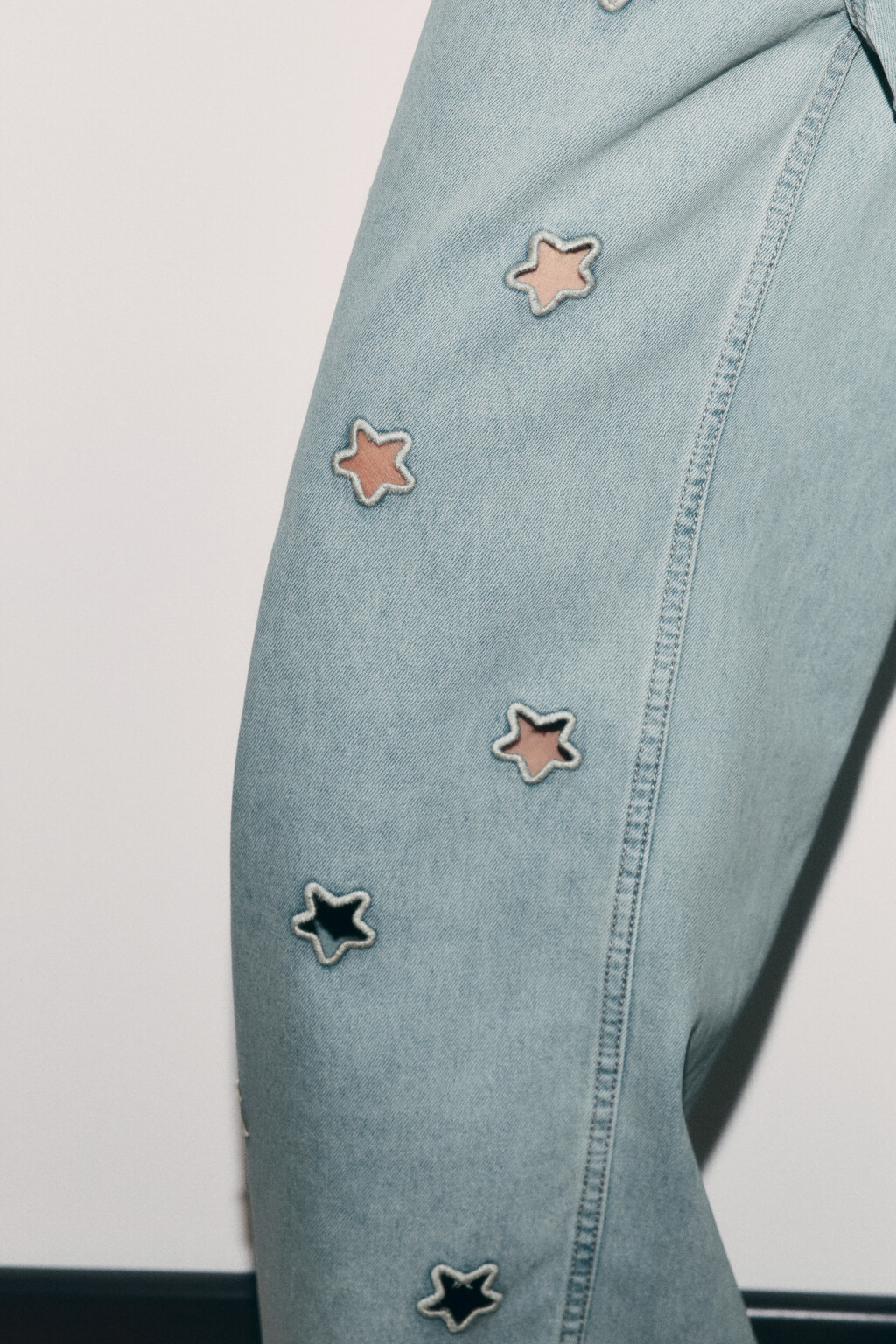 Джинсы багги с низкой посадкой и вырезанными звездами - цвет синий - 6