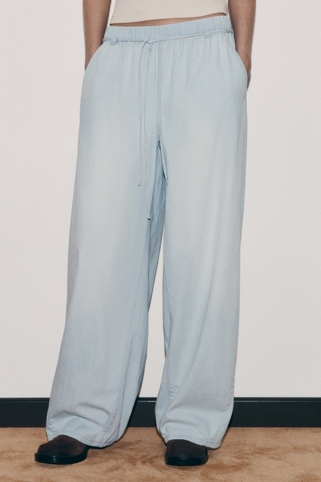 Джинсы barrel fit со средней посадкой на резинке - цвет голубой - 2