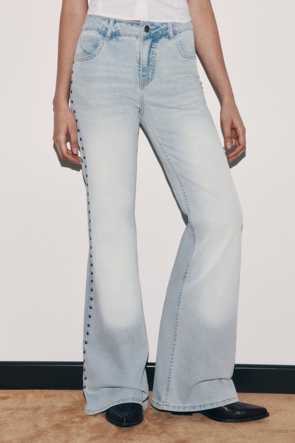 Джинсы клеш с низкой посадкой и заклепками - цвет голубой - 3