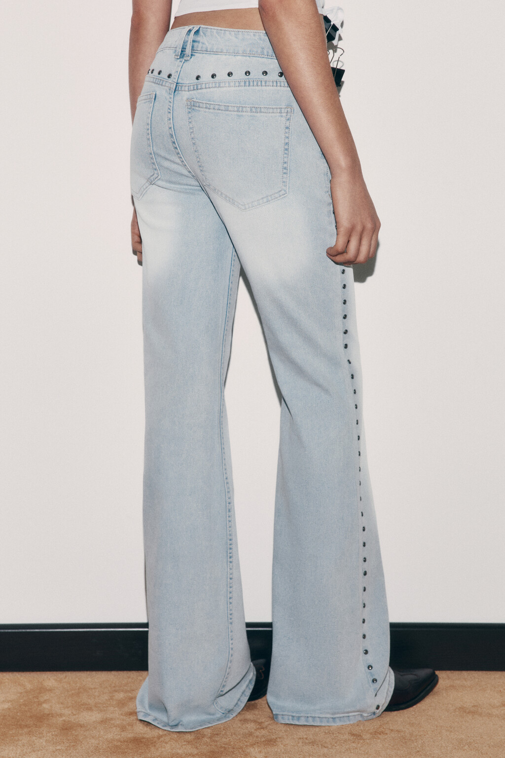 Джинсы клеш с низкой посадкой и заклепками - цвет голубой - 4