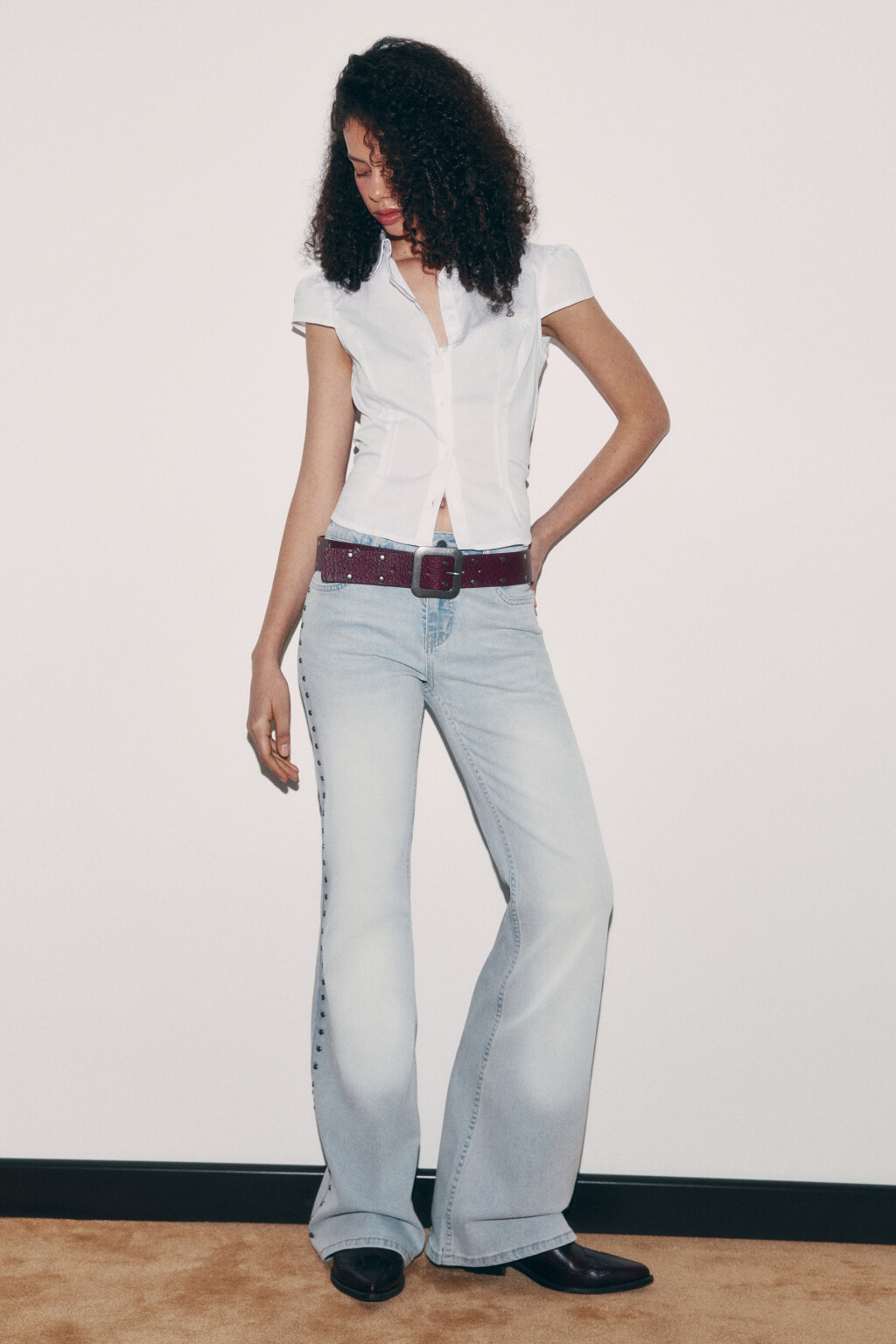 Джинсы клеш с низкой посадкой и заклепками - цвет голубой - 5