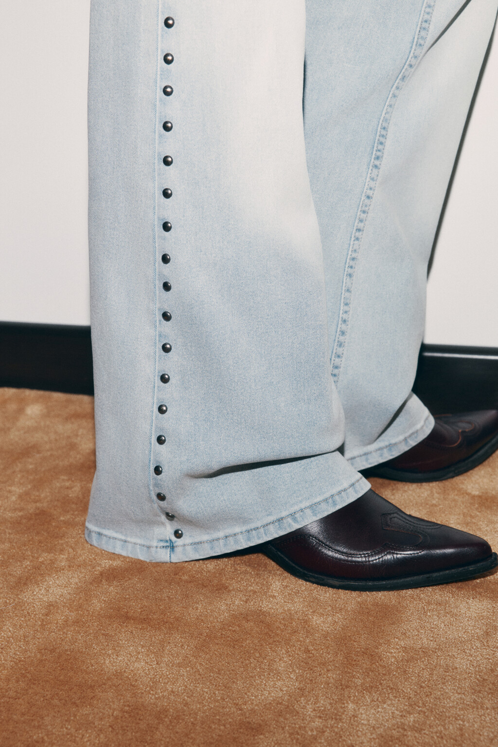 Джинсы клеш с низкой посадкой и заклепками - цвет голубой - 7