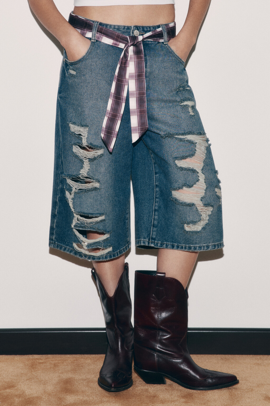 джортсы рваные со средней посадкой и поясом - цвет темный тинт - 2