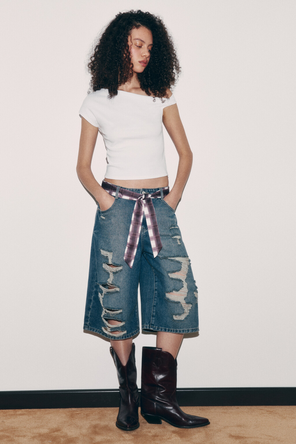 джортсы рваные со средней посадкой и поясом - цвет темный тинт - 4