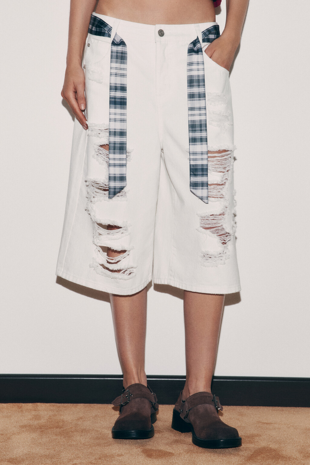 джортсы рваные со средней посадкой и поясом - цвет белый - 2