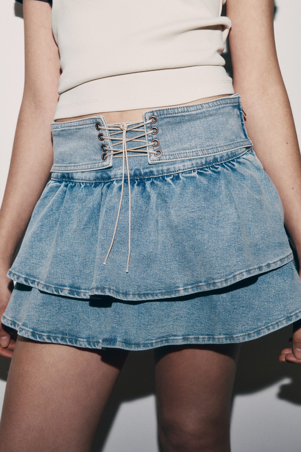 Юбка-шорты мини джинсовая двухслойная на шнуровке - цвет синий - 5