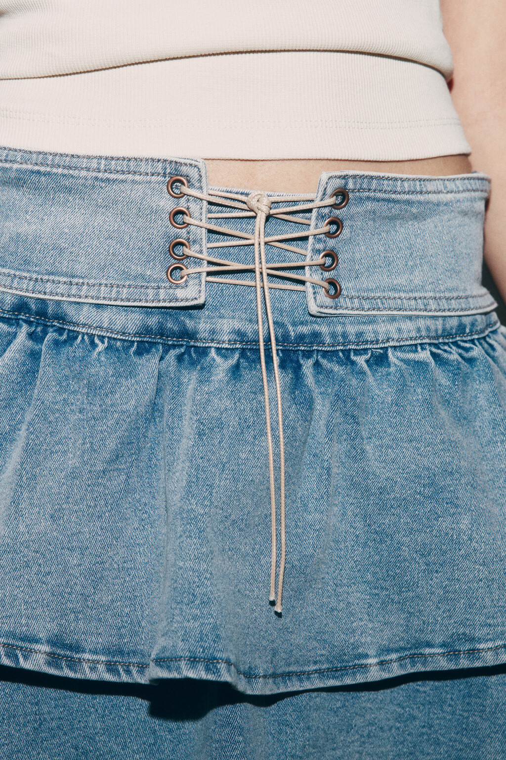 Юбка-шорты мини джинсовая двухслойная на шнуровке - цвет синий - 6
