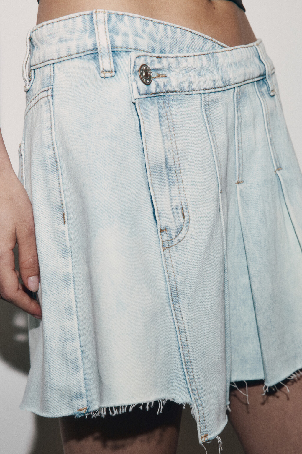 Юбка-трапеция мини джинсовая асимметричная - цвет синий - 7