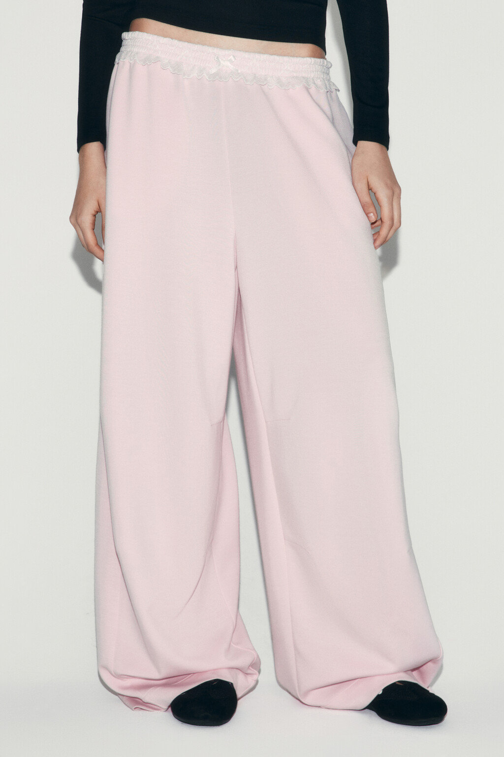 Брюки wide leg вискозные с кружевной отделкой - цвет розовый - 2