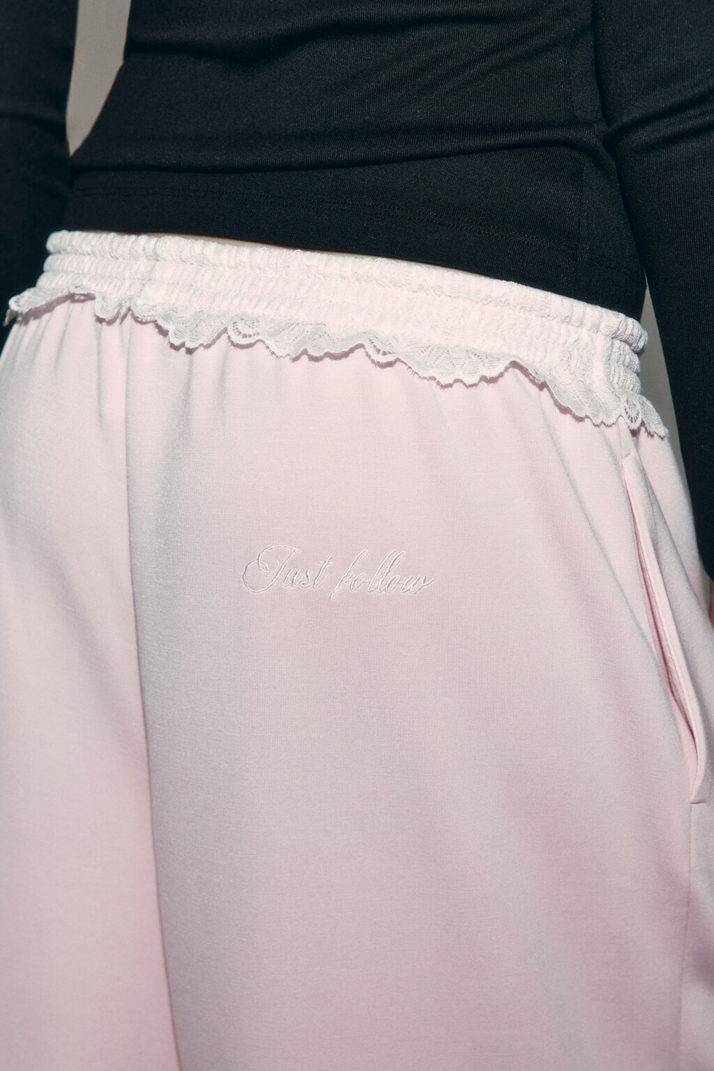 Брюки wide leg вискозные с кружевной отделкой - цвет розовый - 6