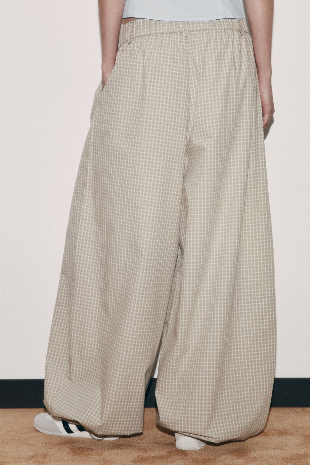 Брюки-баррель со средней посадкой в клетку - цвет бежевый - 4