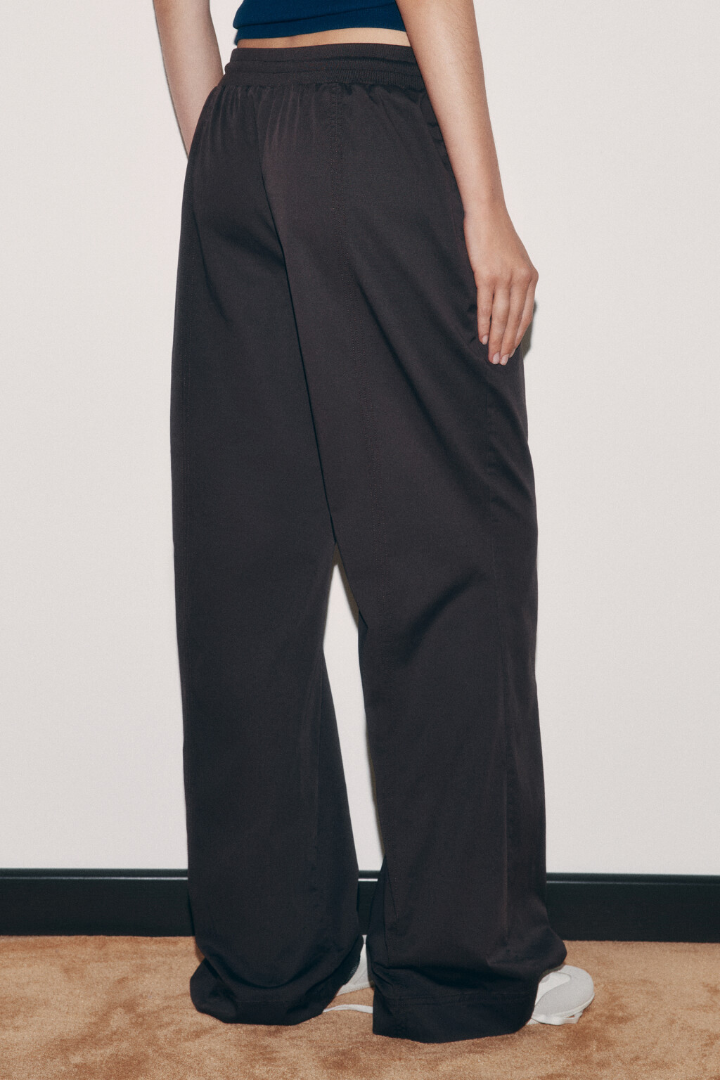 Брюки клеш хлопковые с низкой посадкой на завязках - цвет коричневый - 4