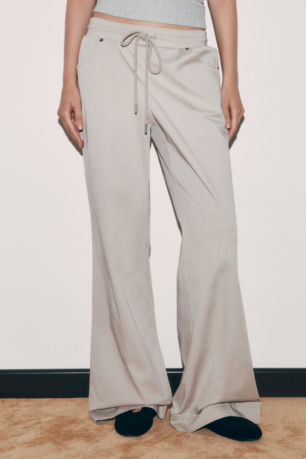 Брюки клеш хлопковые с низкой посадкой на завязках - цвет серый - 3