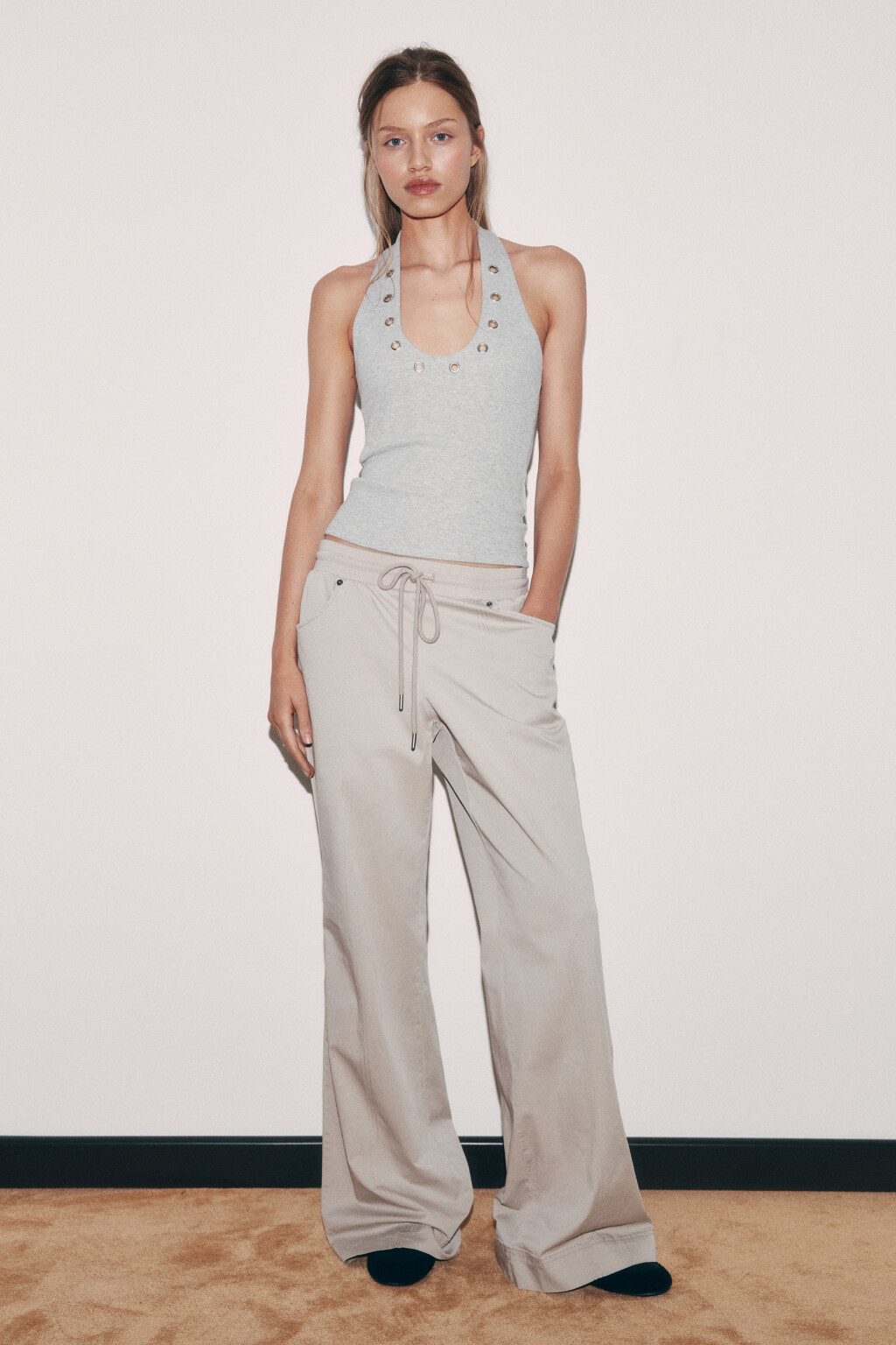 Брюки клеш хлопковые с низкой посадкой на завязках - цвет серый - 5
