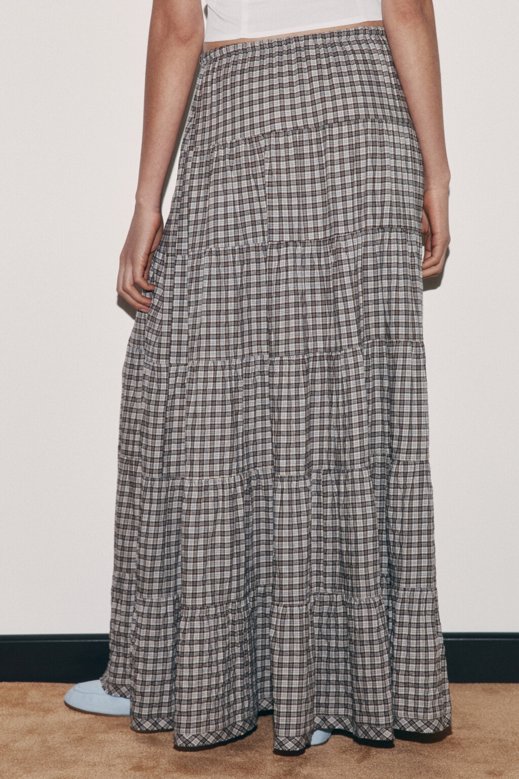 Юбка макси в клетку на завязках с воланами и разрезом - цвет бежевый - 4