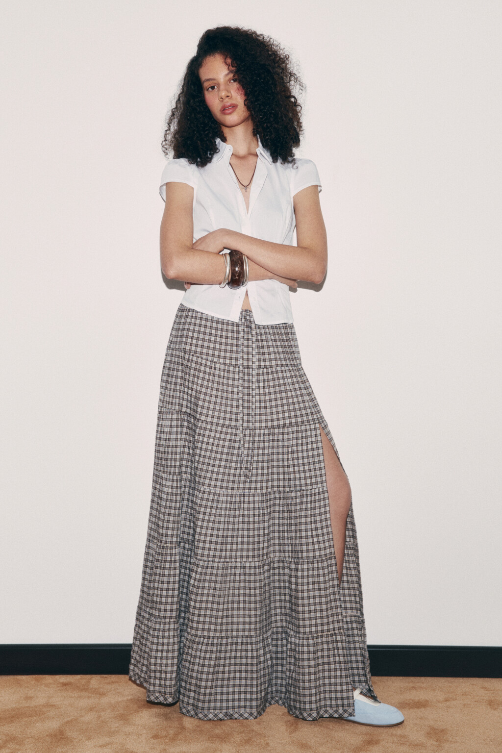 Юбка макси в клетку на завязках с воланами и разрезом - цвет бежевый - 5