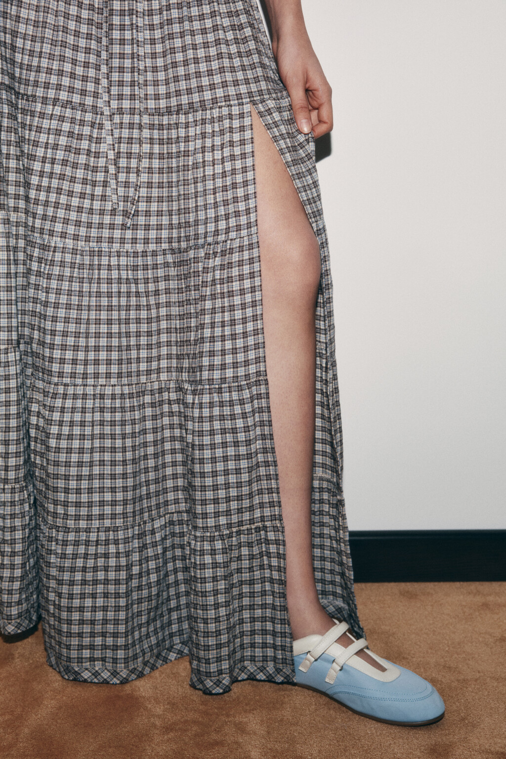 Юбка макси в клетку на завязках с воланами и разрезом - цвет бежевый - 6