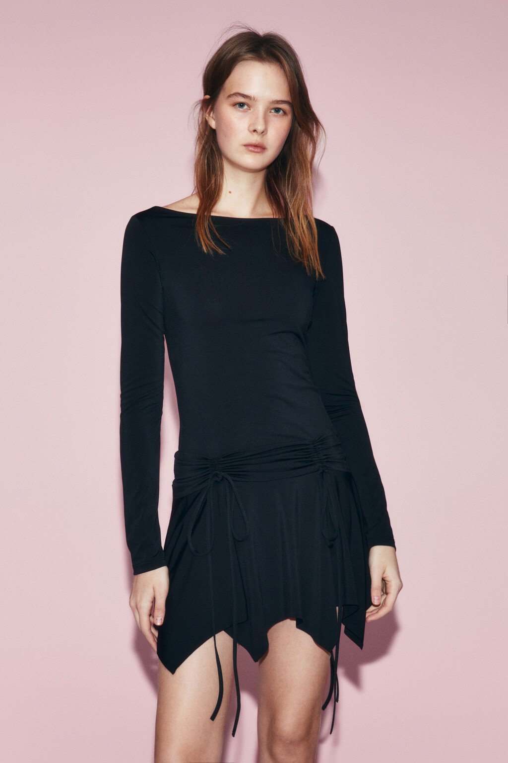 Платье мини приталенное со сборками на талии - цвет черный - 3