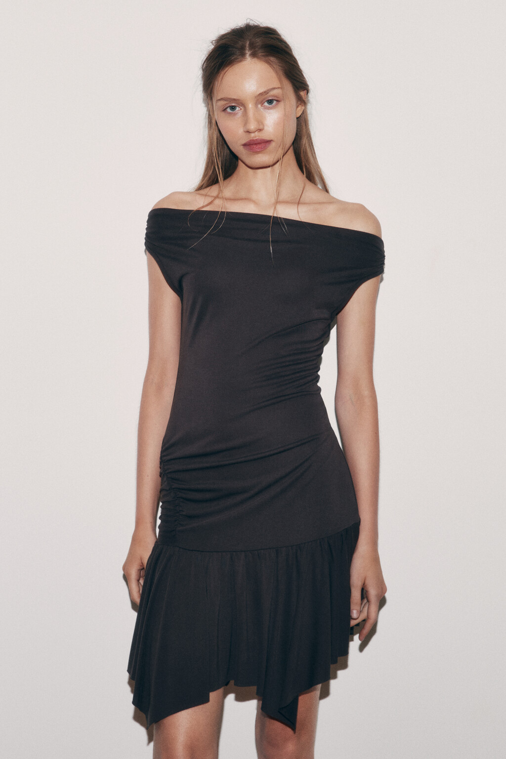 Платье мини с открытыми плечами и асимметричной юбкой - цвет коричневый - 2