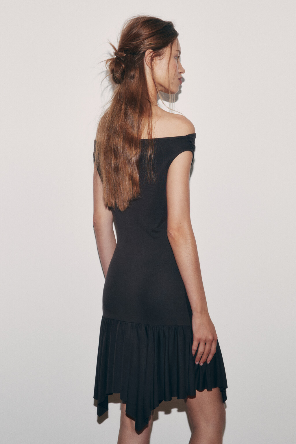 Платье мини с открытыми плечами и асимметричной юбкой - цвет коричневый - 3