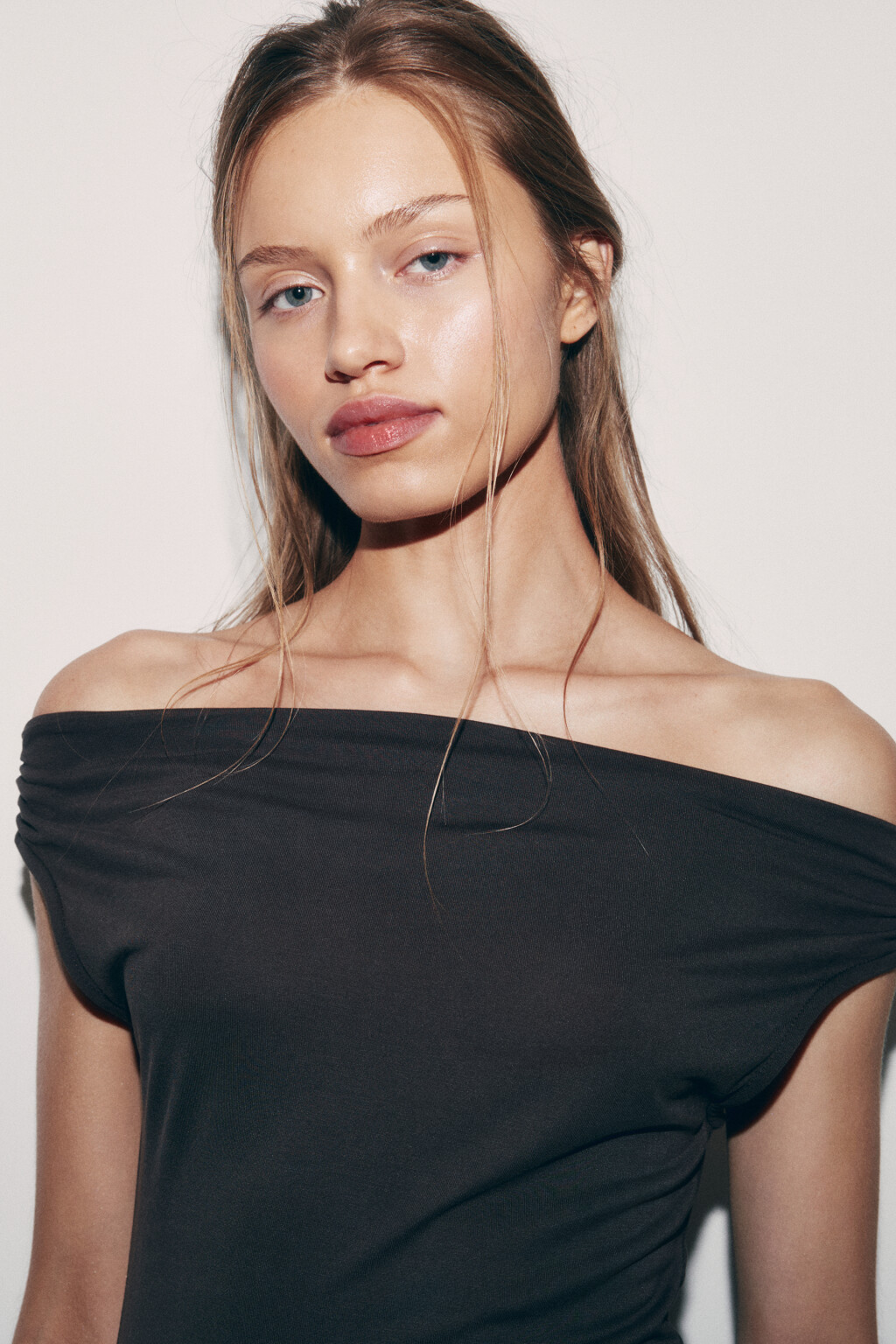 Платье мини с открытыми плечами и асимметричной юбкой - цвет коричневый - 5