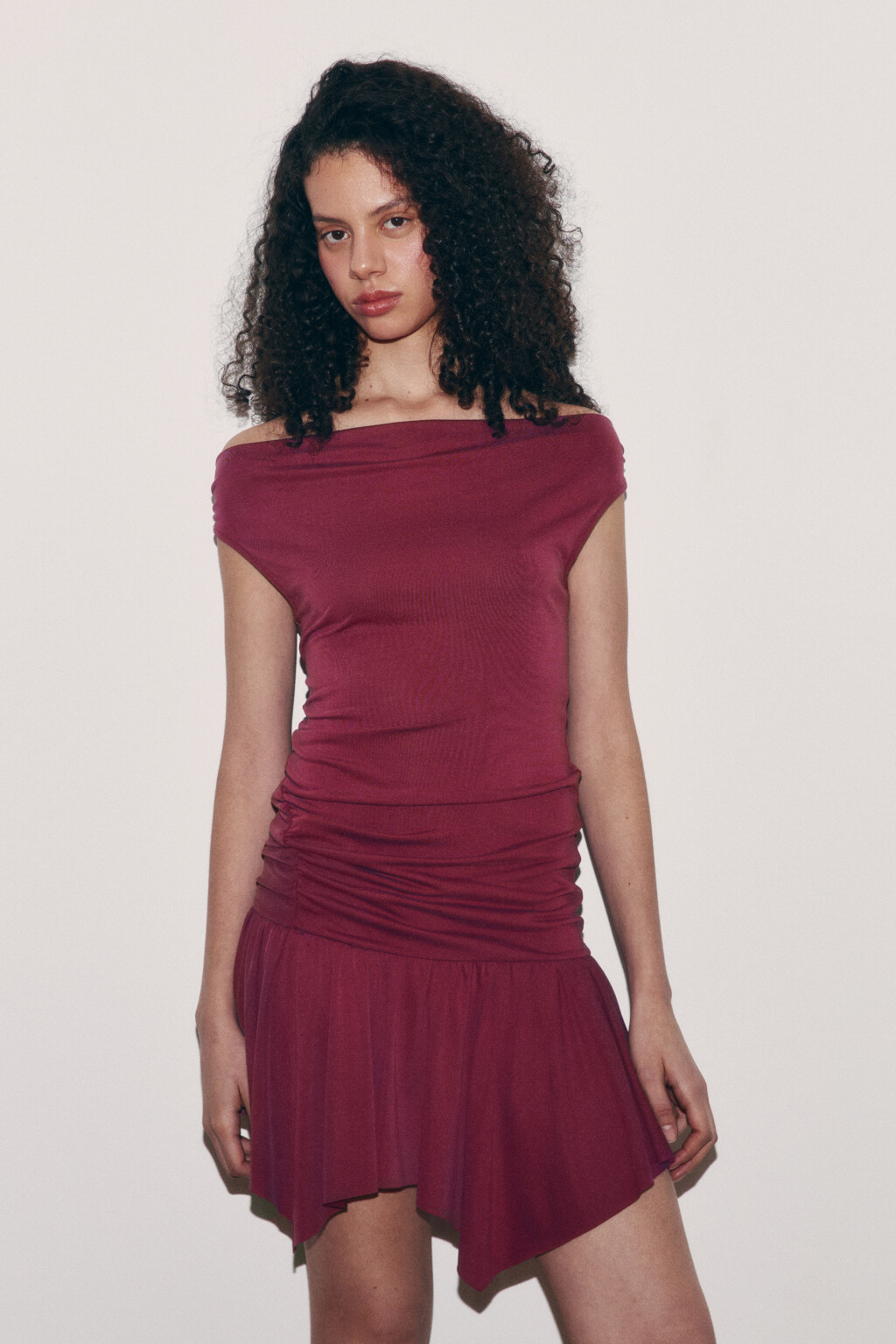 Платье мини с открытыми плечами и асимметричной юбкой - цвет красный - 3