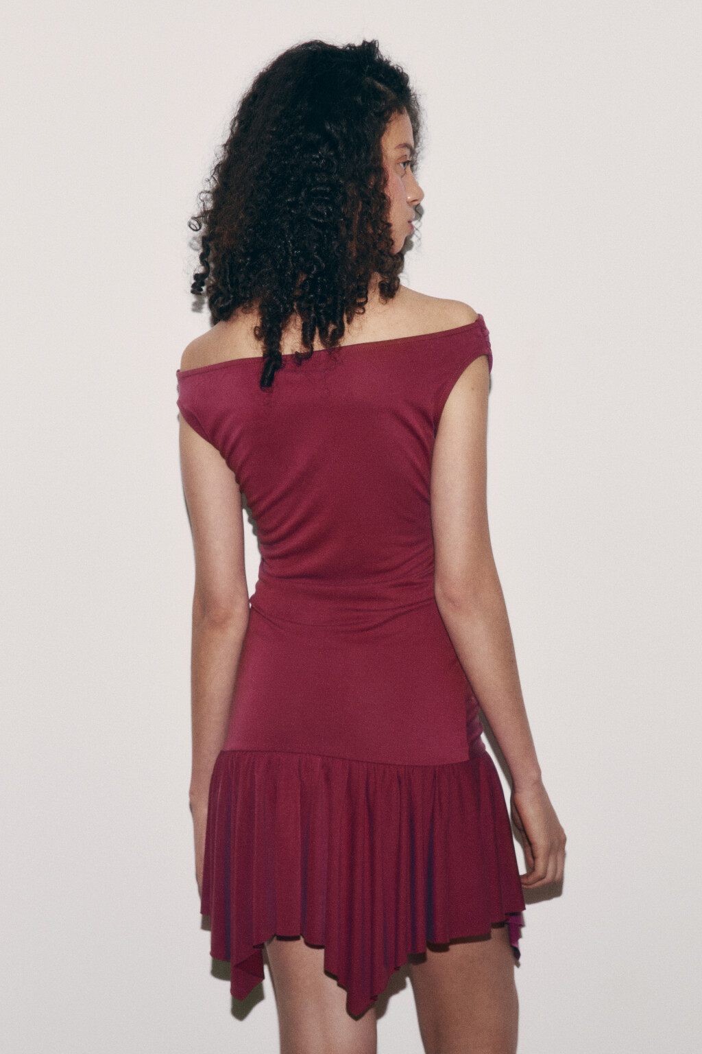 Платье мини с открытыми плечами и асимметричной юбкой - цвет красный - 4