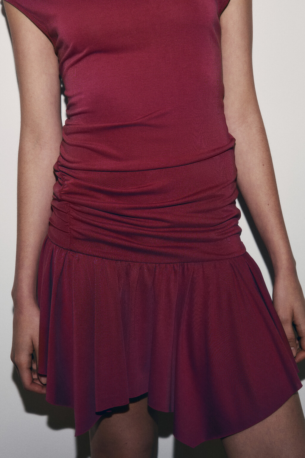 Платье мини с открытыми плечами и асимметричной юбкой - цвет красный - 6